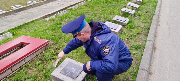 Судебные приставы провели субботник на территории воинского захоронения в Балино